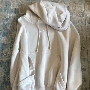 Nike Cream Sweater with Ribbed Cuffs and Relaxed Fit